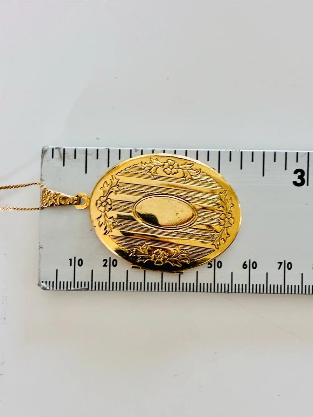 VTG Classic Gold Oval Engraved Photo Locket and Necklace Included